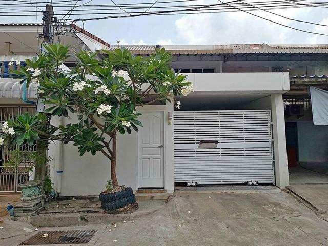 BH2140 ให้เช่าทาวน์โฮมส์2 ชั้น ย่านสวนหลวง พัฒนาการ 46  เนื้อที่ 33ตรว. 3ห้องนอน 2ห้องน้ำ ที่จอดรถ 1คัน ** เลี้ยงสัตว์ได้**