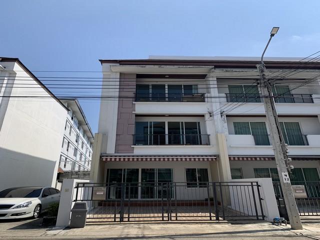 ขายทาวน์โฮม 3 ชั้นหลังมุม 3 ห้องนอน บ้านกลางเมือง ลาดพร้าว 101 ใกล้ BTS ลาดพร้าว101 เข้าออกได้หลายเส้นทาง นวมินทร์ โยธินพัฒนา เลียบด่วน