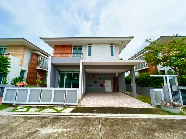 ขายบ้านเดี่ยวเคหะร่มเกล้า เดอตะวัน 50 ตร.ว. 3 นอน ทำเลดี จากถนนเดินเข้าหมู่บ้านเพียง 300 เมตร