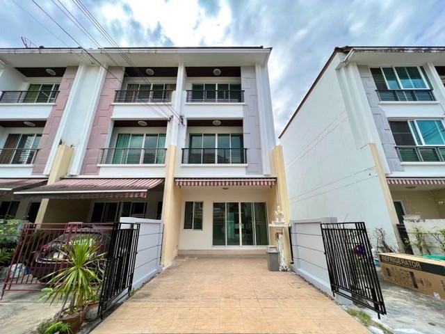 ขายบ้านกลางเมืองสาทร - ตากสิน 2  หลังริม 20 ตร.ว. 3 นอน ต้นโครงการ ใกล้ BTS วุฒากาศ 
