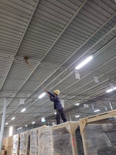 บริการทำความสะอาด เช็ดโครงหลังคา  ปัดหยากไย่