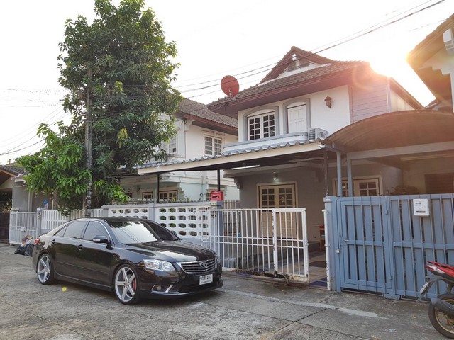 [H281]บ้านแฝด หมู่บ้านโกลเด้นเพลส ถนนสุขาภิบาล๕ วัชรพล ใกล้เลียบด่วนรามอินทรา