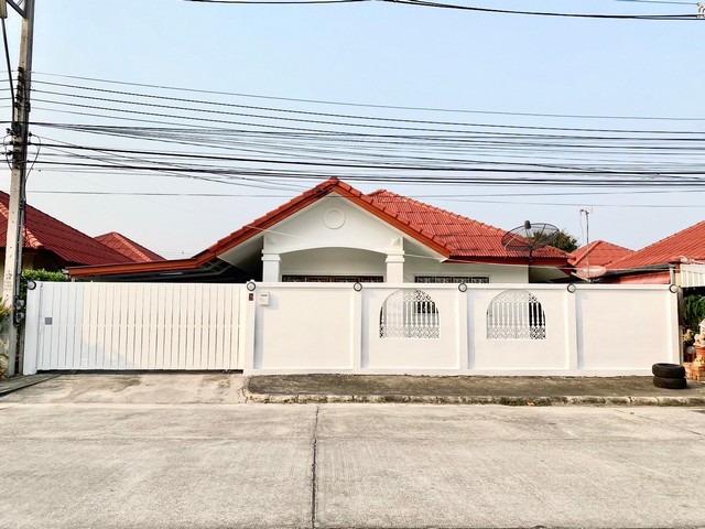 บ้านเดี่ยว รีโนเวทใหม่ ดูดี เรียบง่าย ตามวิถีชีวิตคนเชียงใหม่  มีสนามหญ้าหน้าบ้าน แนวรั้วไทรเกาหลี  ราคาขาย 1.75 ล้านบาท (ค่าโอนคนละครึ่ง)