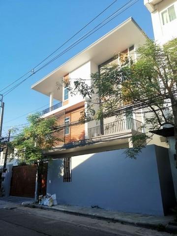 ให้เช่าบ้าน 3 ชั้น 6 ห้องนอน ถนนประชาชื่น ใกล้โรงพยาบาลเกษมราษฎร์ 