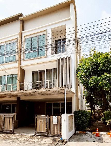ให้เช่าทาวน์โฮม 3 ชั้นหลังมุม ลาดพร้าว 21 เดินไป MRT ลาดพร้าวได้ บ้านเปล่าเหมาะทำออฟฟิศ