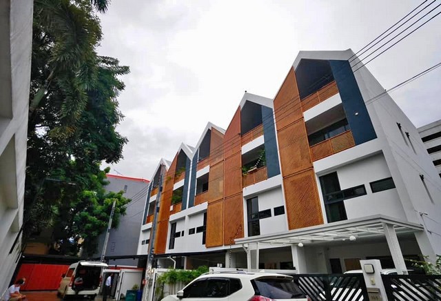 ขายทาวน์โฮม3 ชั้น27 ตร.ว.โครงการ The loft by I-zen นาคนิวาศ48 ย่านลาดพร้าว ลาดพร้าววังหิน  โชคชัย4 