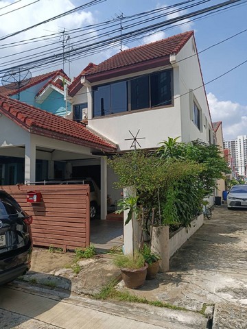 ขายบ้านทาวน์โฮม  หมู่บ้านมณียาวิลล์ วชิรธรรมสาธิต สุขุมวิท101/1 