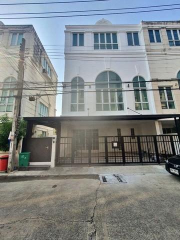 ขายและให้เช่าทาวน์โฮม 3.5 ชั้น ลาดพร้าววังหิน 76 โชคชัย 4 โครงการเดอะพาร์ค หลังมุม 5 ห้องนอน 5 ห้องน้ำ พื้นที่ใช้สอย 240 ตรม.