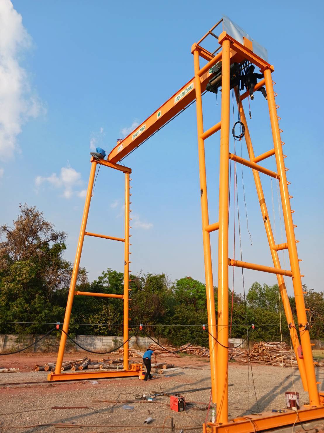 ผลิตและติดตั้งเครนสนามขาสูงคุณภาพมาตรฐาน | Nakhon Crane