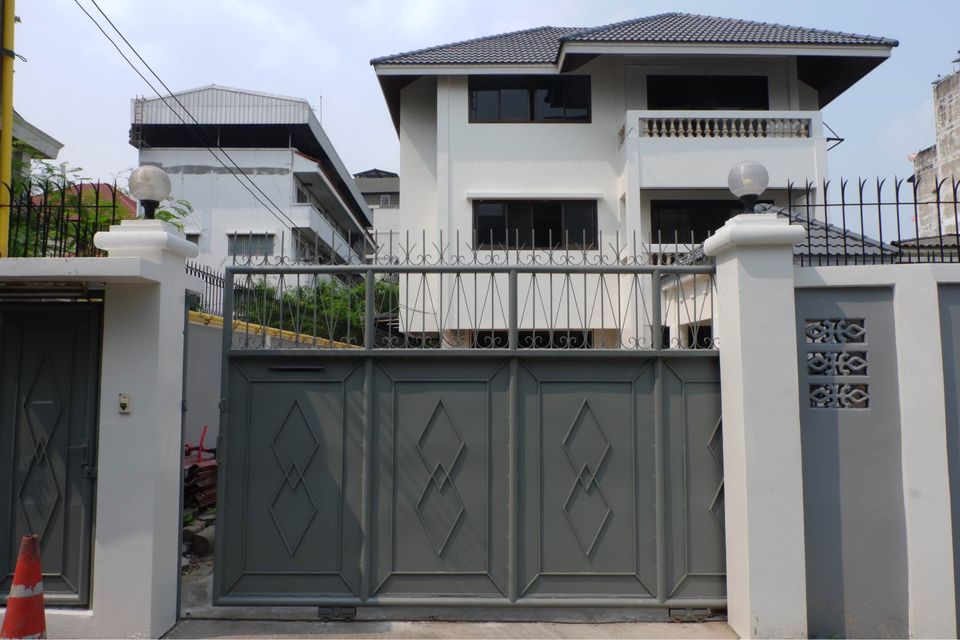 BS1089ให้เช่าบ้านเดี่ยว 3 ชั้น เนื้อที่ 102 ตรว.ซอยบางนาตราด 19 เหมาะทำเป็นโฮมออฟฟิศหรืออยู่อาศัย