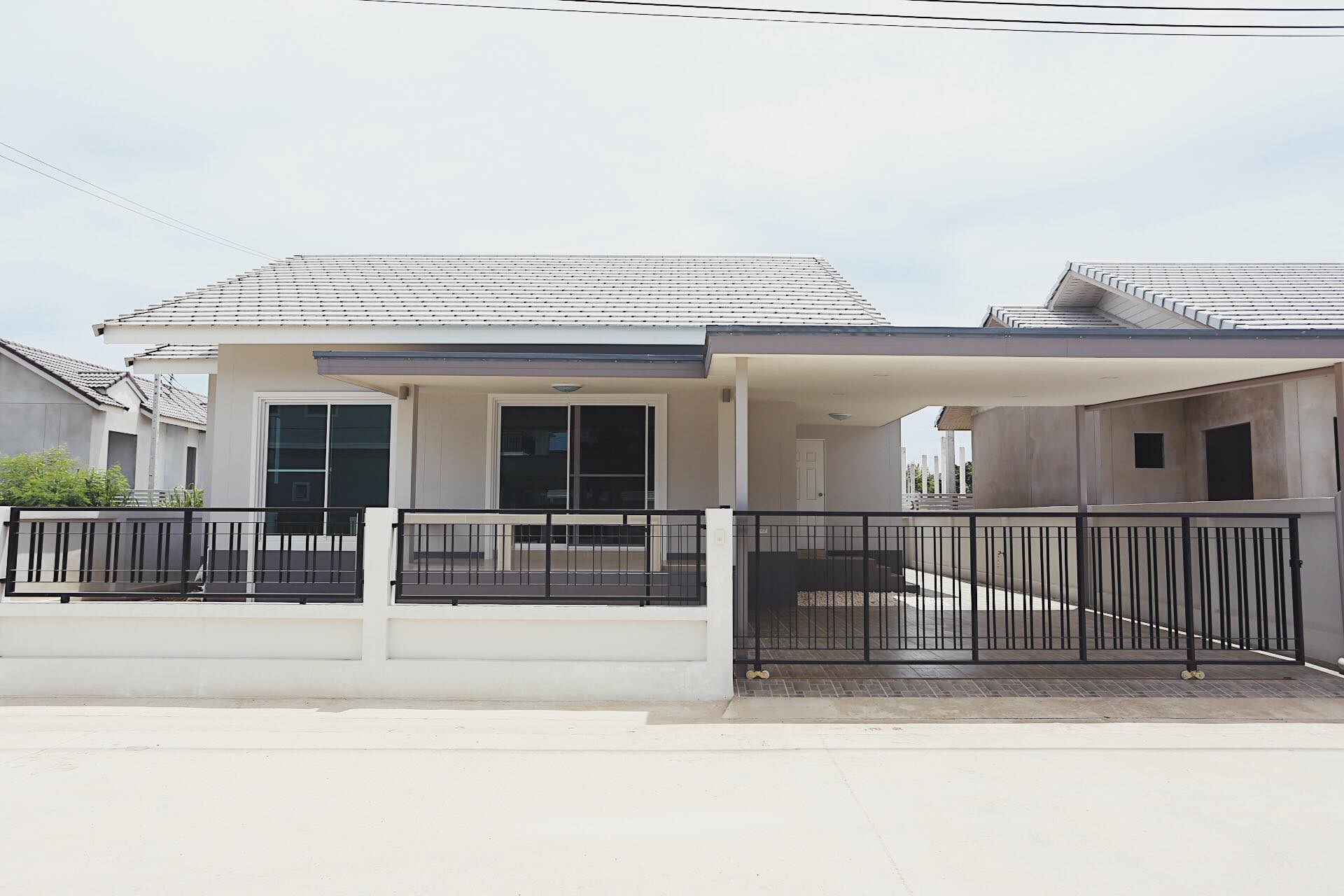 ขายบ้านพร้อมที่ดินสัตหีบ ใกล้แหล่งสาธารณูประโภค ห้างสรรพสินค้า สนามบินนานาชาติอู่ตะเภา บนเนื้อที่ 60 ตรว.