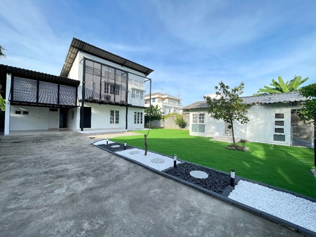 MRTรามอินทรา34-44 โรงเรียนสายอักษร นวลจันทร์  5นอน 8จอดรถ ให้เช่าคฤหาสน์ 2ชั้น เลี้ยงสัตว์ได้