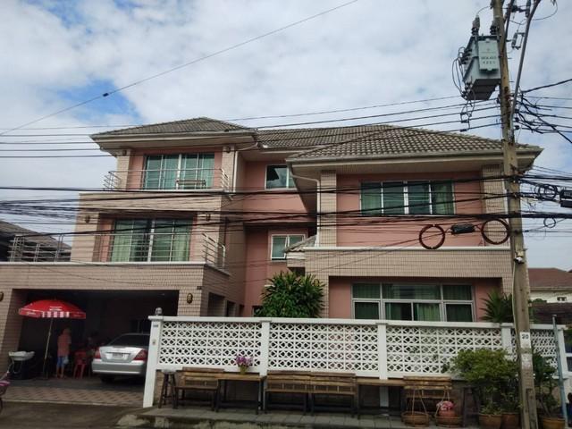 ขายบ้านเดี่ยว 3 ชั้น หลังหัวมุม 60 ตรว. ซอยพัฒนาการ 50 พร้อมเฟอร์นิเจอร์ เดินทางสะดวก ใกล้ทางด่วน