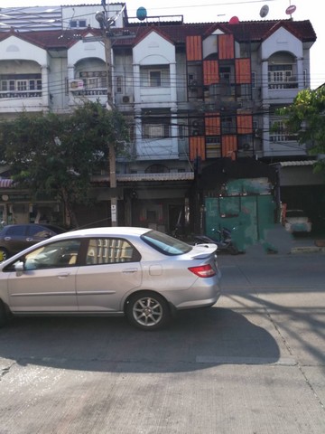 ขายอาคารพาณิชย์ ลาดพร้าว-วังหิน 49 ริมถนน ทำเลดีแหล่งชุมชน ติดต่อ  อรัชพร 0814888799