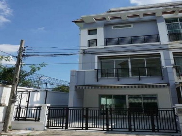 ให้เช่าทาวน์โฮม 3 ชั้น โครงการ บ้านกลางเมือง เดอะรอยัลโมนาโค ถนน ศรีนครินทร์ ซอย 24 