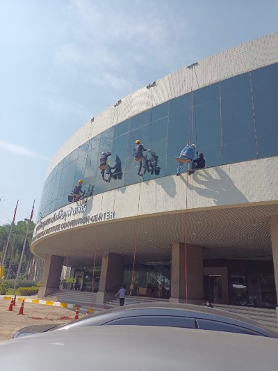 บริการทำความสะอาดโรยตัวเช็ดกระจกตึกสูง 