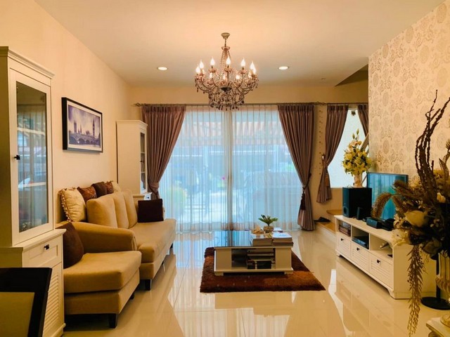 ขายทาวน์ โฮม 3 ชั้น บ้านกลางเมือง รัชดา 36 สภาพใหม่มาก ด้านนอกทาสีใหม่ ตกแต่งสวยงาม บิวท์อิน ติดวอลเปเปอร์ทั้งหลัง เฟอร์นิเจอร์ครบชุด